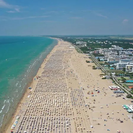 Flat In A Seafront Building With Swimming Pool Daire Bibione