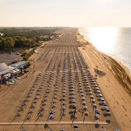 Flat In A Seafront Building With Swimming Pool Daire Bibione